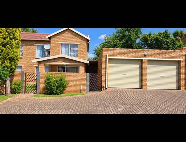 3 BEDROOM TOWNHOUSE FOR SALE IN HEUWELSIG ESTATE